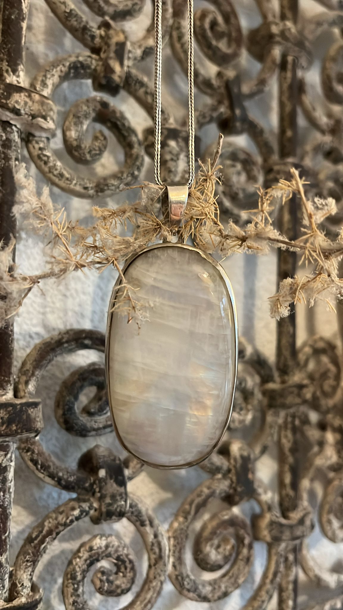 Maansteen statement hanger