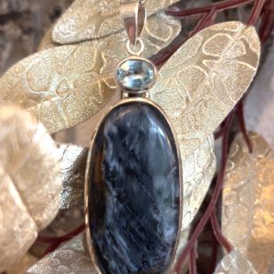 Pietersiet hanger met blauwe topaas